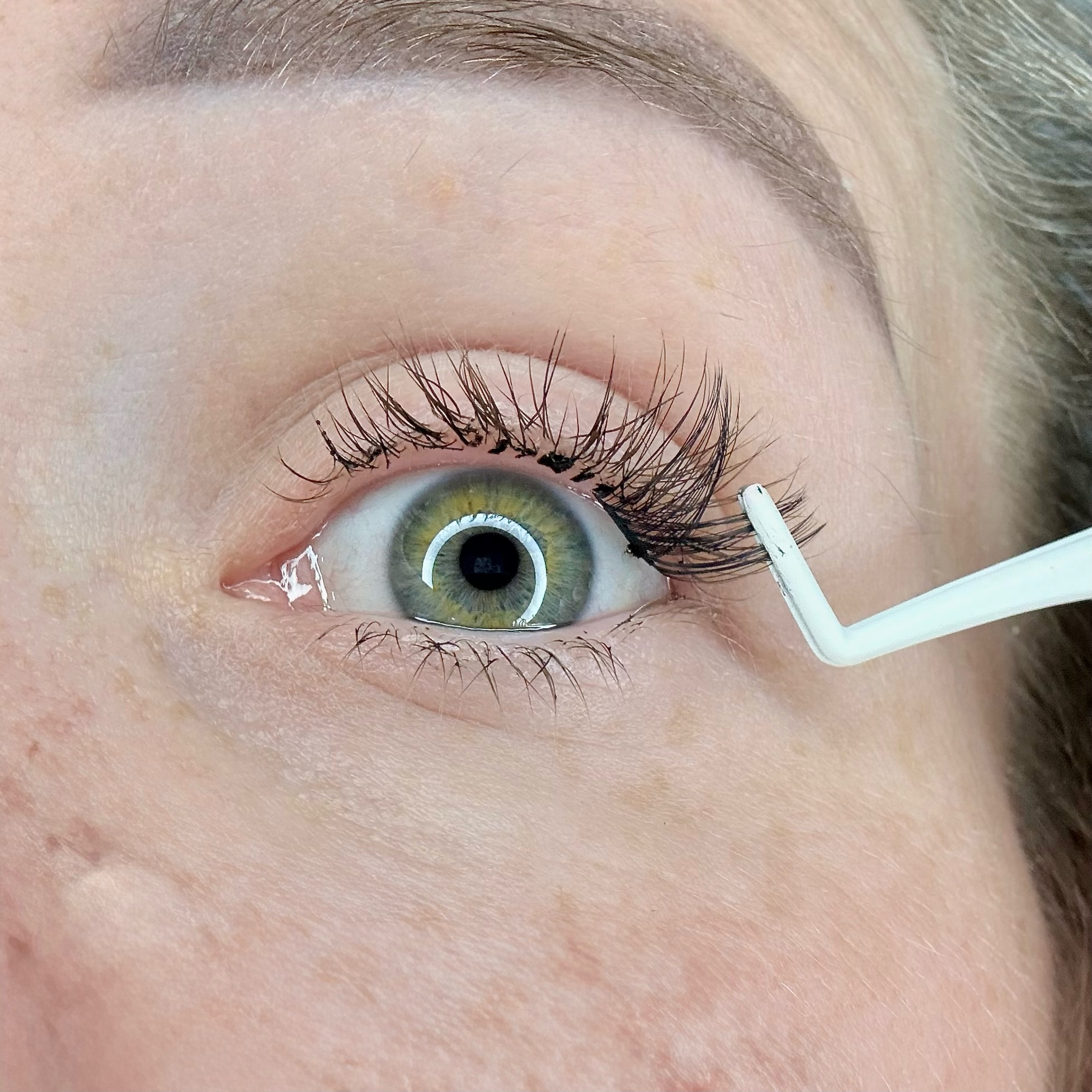 Aplikacja rzęs Diamond Lashes — Krok 2