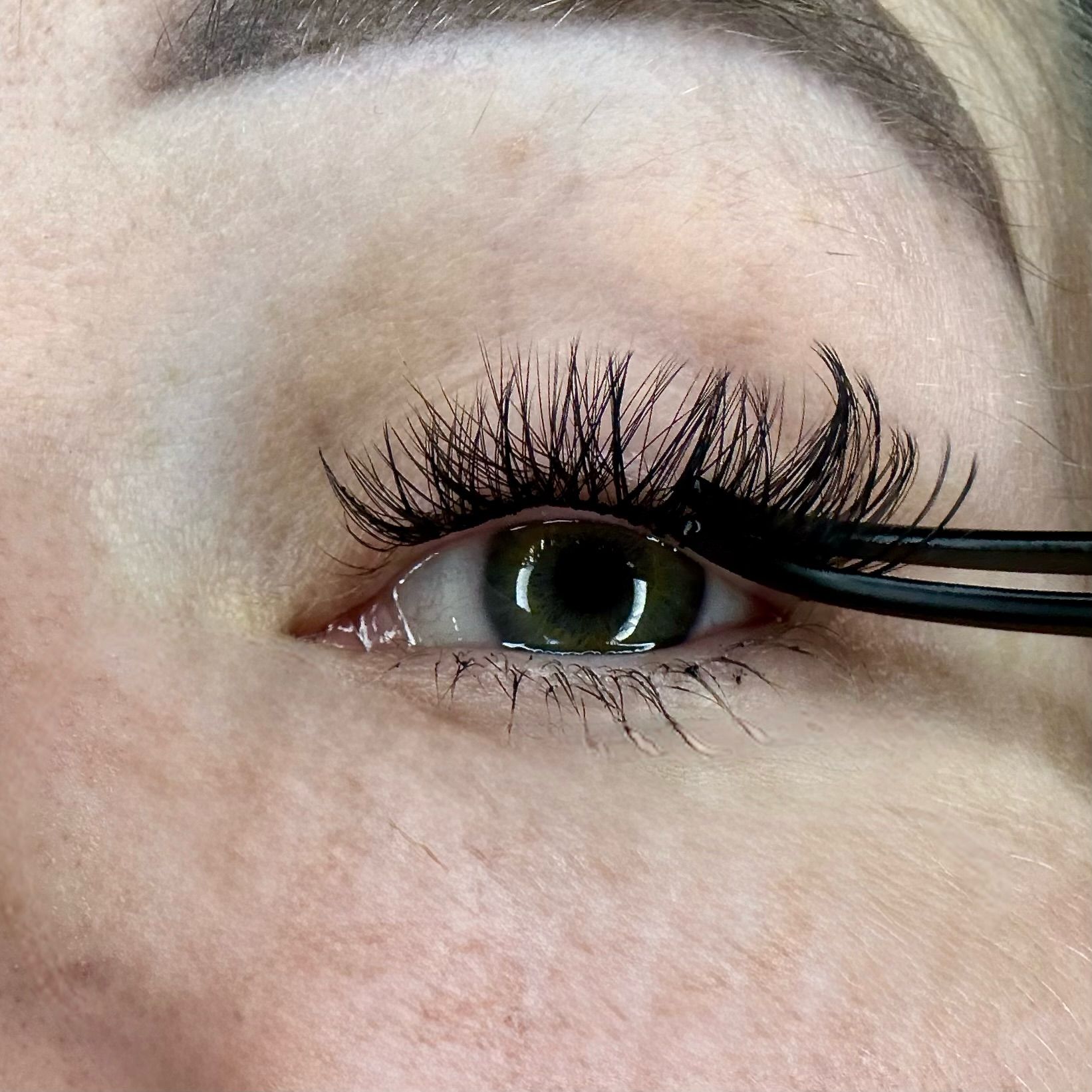 Aplikacja rzęs Diamond Lashes — Krok 4